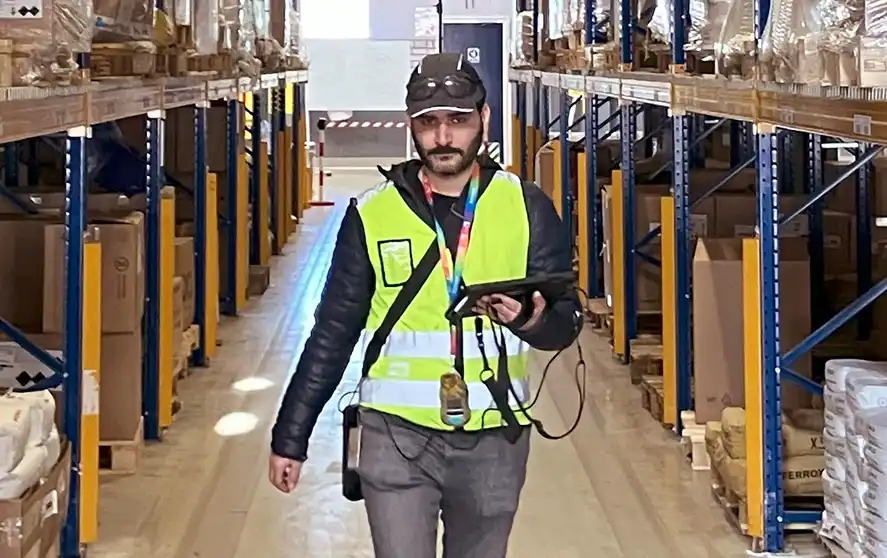 arbeiter_bei_messung_mob Arbeiter bei WLAN-Messung - Site Survey
