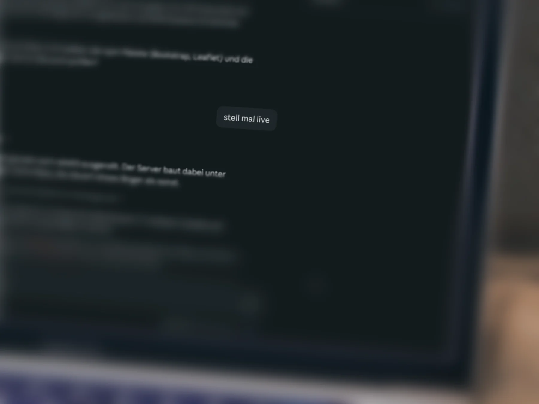 Laptop mit Claude Code: Die Anweisung „stell mal live“ im Fokus